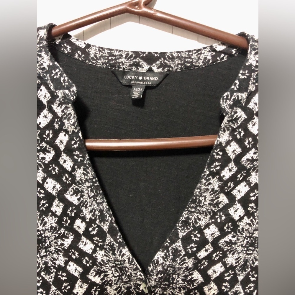 ๐ธ๏ธLucky Brand V-Neckline Cotton button down blouse - Picture 3 of 12